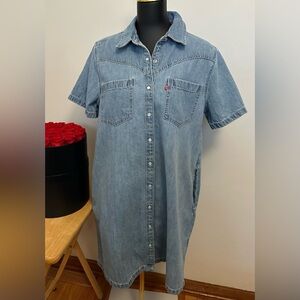 Like New Levi’s Blue ShortSleeve Snap front Shirt Dress with pockets size Large